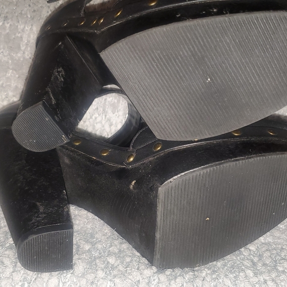 Black high heels - Picture 4 of 4